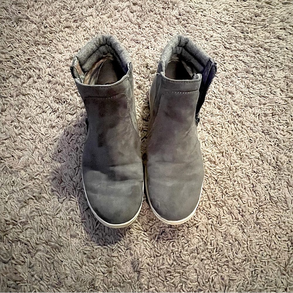 Size 7.5 Austin high top tennis shoes